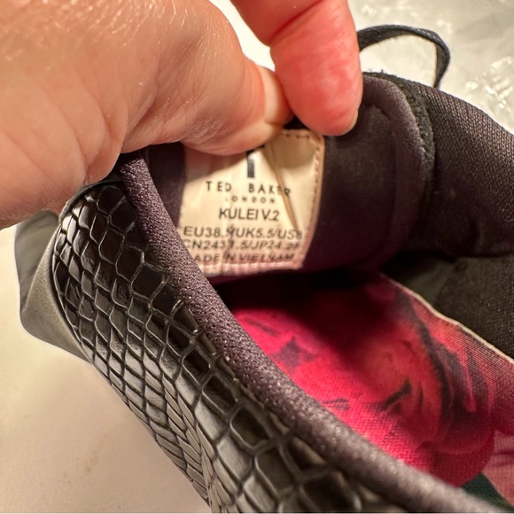 Ted Baker London Kulei V.2 Black w/Gold Accents Leather Sneaker Women's Sz 8 EUC - Picture 6 of 9